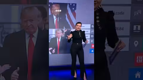 ترامب يقلد ماكرون ويثير ضجة