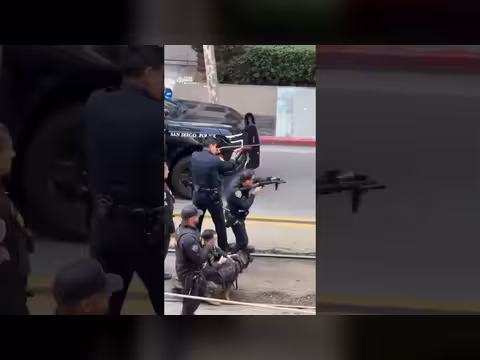 رجل يُشتبه بطعنه موظف مواقف