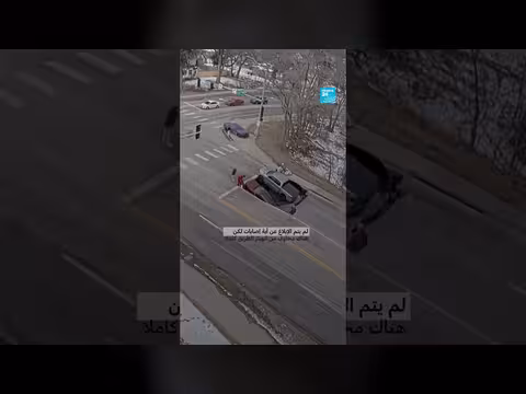 انهيار أرضي في نبراسكا يبتلع سيارتين عند إشارة مرور