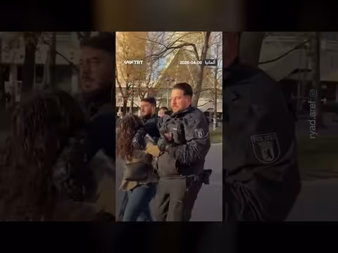 شرطي يوقف ناشطة مؤيدة لفلسطين