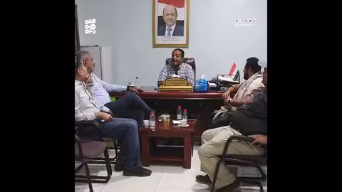 الحكيمي والعريقي يزوران ميناء المخا لمتابعة مشاريع التطوير