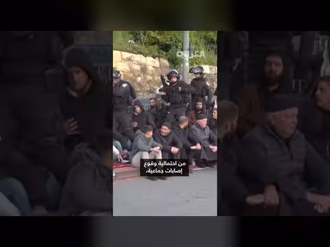 مسلمون يؤدون صلاة العيد في شوارع القدس وسط قيود على الأقصى