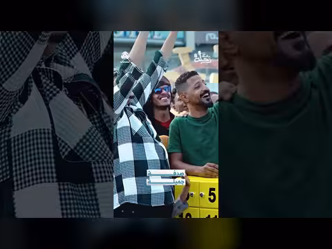 لحظة مؤثرة: طائرة تحلق فوق مسافرين في مطار عدن