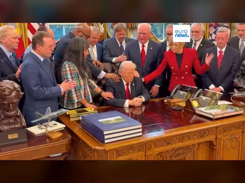 قادة دين يرفعون الصلوات للرئيس ترامب في المكتب البيضاوي