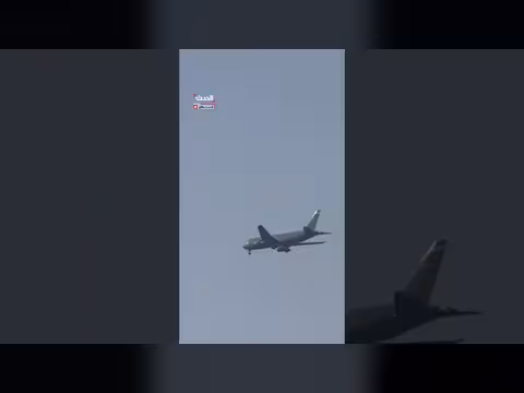 طائرة تزويد وقود أميركية تحلق فوق تل أبيب