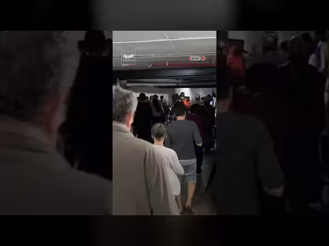 متظاهرون في حيفا يهربون إلى الملاجئ بعد إطلاق صواريخ من إيران