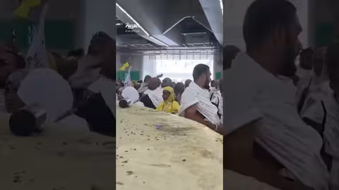 الحجاج يبيتون في منى بعد رمي الجمرات في أول أيام التشريق