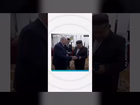 رئيس بيلاروسيا يهدي كيم جونغ أون بندقية احتياطية