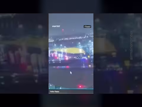 اصطدام طائرة بهبوطها بسيارة إطفاء بمطار لاغوارديا