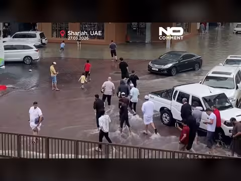 سيول الشارقة تعطل حركة المرور بعد أمطار غزيرة بالإمارات