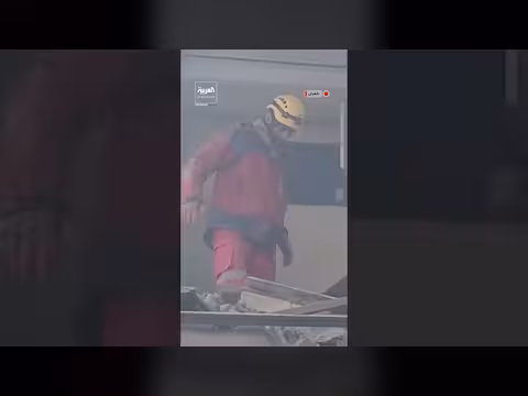 متطوعون يشاركون في البحث عن جرحى بعد ضربة إسرائيلية في طهران