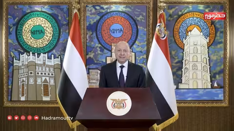 رئيس مجلس القيادة: عملية استلام المعسكرات ناجحة