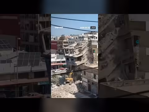انهيار مبنى على جرافة في طرابلس