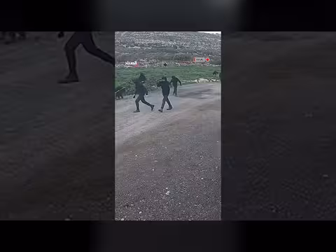 كاميرا ترصد هجوم مستوطنين على منزل فلسطيني بالضفة الغربية