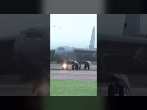 قاذفات B - 52 أميركية تهبط في قاعدة بريطانية