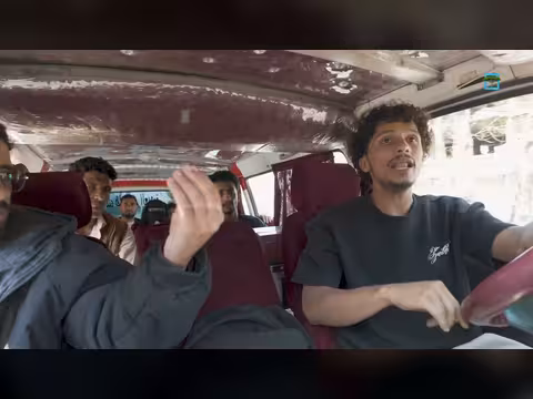 مشهد قاسي: طرد شاب بسبب 100 ريال