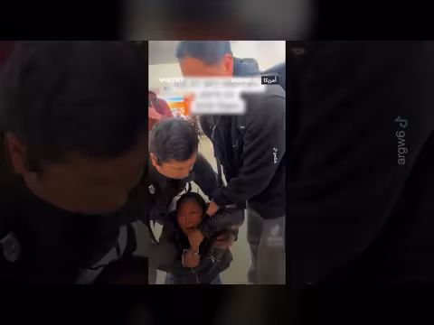 اعتقال قسري لعناصر الهجرة الأمريكية أمّاً وابنتها في المطار