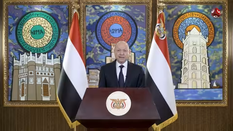 رئيس مجلس القيادة: نجاح استلام المعسكرات في حضرموت والمهرة