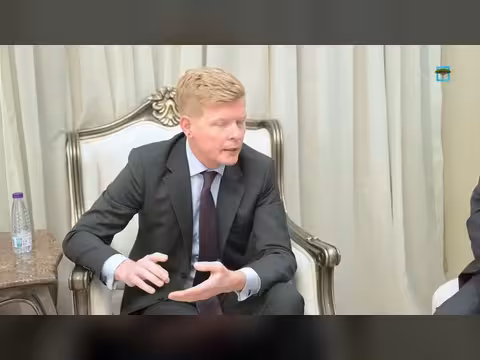 العليمي يلوح بخيار استعادة الدولة بالسلم أو الحرب