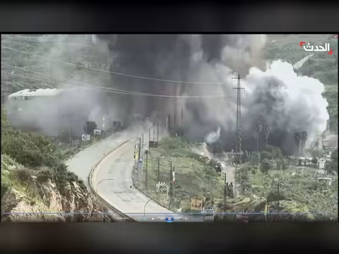 لحظة قصف إسرائيلي على جسر القاسمية جنوبي لبنان