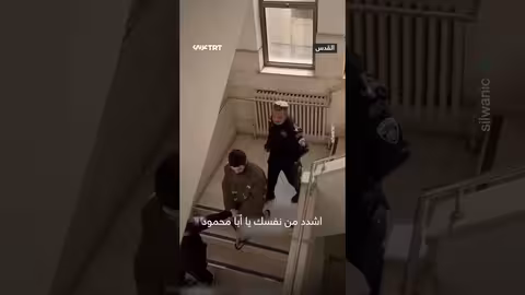 فلسطيني يودع ابنه الأسير ويدعوه للصبر والثبات