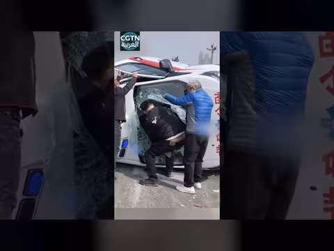 شاب ينقذ 5 أشخاص بعد انقلاب سيارة إسعاف بالصين