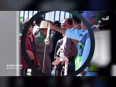 امرأة تنقذ طفلاً من exploitation أبويه في الشارع