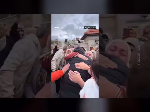 محرر فلسطيني يقبل قدمي والدته بعد الإفراج عنه من سجون الاحتلال