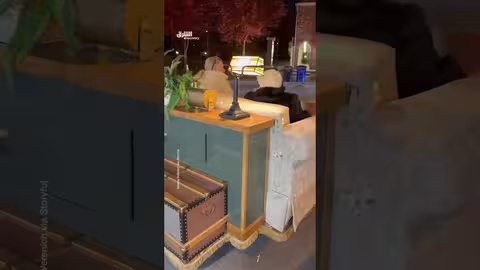 زوجان يقودان أريكة في شوارع كنتاكي