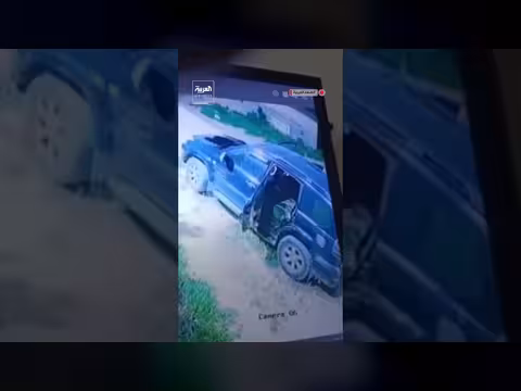 مستوطنون يحرقون مركبة فلسطينية جنوب الخليل