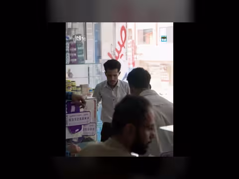 ابن عاق يستقوي على والده في مشهد درامي مؤثر