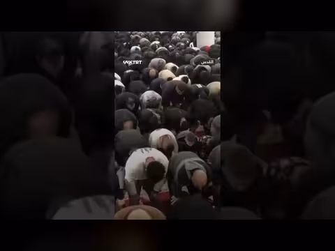 آلاف الفلسطينيين يؤدون صلاة التراويح في الأقصى رغم القيود