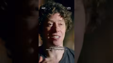 لوكاشينكو ينزل من مروحية حاملاً بندقية في القصر الرئاسي