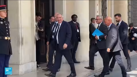 أزمة سياسية في فرنسا: طرح الثقة الحكومية وخطر التدخل المالي