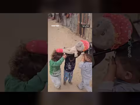 أطفال غزة يحاكون تشييع شهيد بدمية