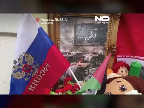 إيرانيون يقيمون نُصبًا تذكاريًا مؤقتًا لخامنئي في موسكو ويضعون الزهور