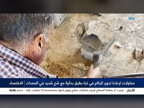 الغزيون يحولون الركام إلى مواد بناء