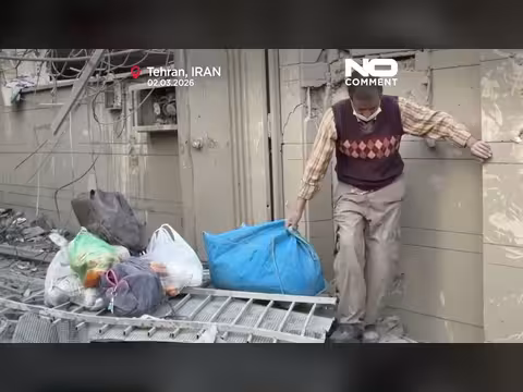 طهران: عمال يزيلون الأنقاض بعد غارات أمريكية إسرائيلية