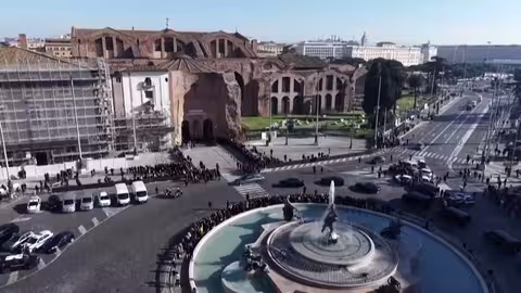 آن هاثاواي ودوناتيلا فيرساتشي في جنازة فالنتينو غارافاني