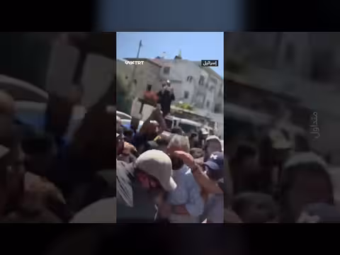 عضو الكنيست الإسرائيلي يقطع سياج مدرسة فلسطينية بمقص كهربائي