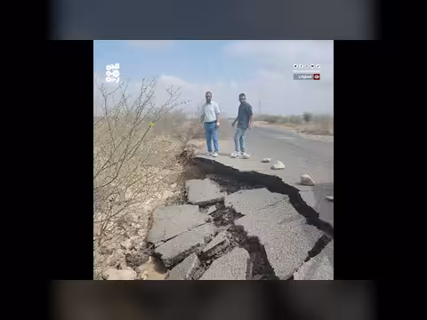 فريق حكومي يقيم أضرار السيول في طرق الساحل الغربي