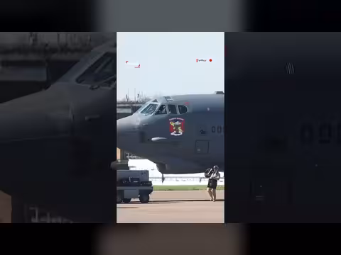 قاذفة أميركية تقلع من قاعدة بريطانية محملة بالذخائر