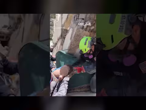 إنقاذ رضيع من تحت الأنقاض بعد زلزال فنزويلا