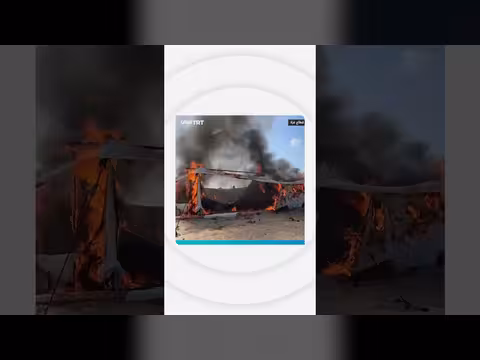 نازحون فلسطينيون يحرقون خيام احتجاجاً على الأوضاع