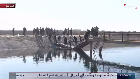 مغادرة مدنيين دير حافر عبر جسر مدمر