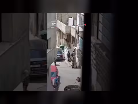 جندي إسرائيلي يحطم باب منزل فلسطيني بمطرقة