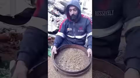 شاهد مروع من غزة: شاب يجمع رفات عائلته