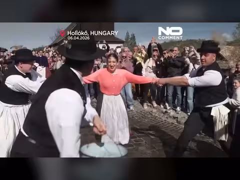 هولوكو المجرية تحيي تقليد رش النساء بالماء