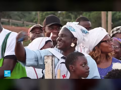 البابا يودع الكاميرون برسالة ضد الفقر والظلم