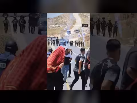 الشرطة الإسرائيلية تفرّق مصلين بالغاز المسيل للدموع